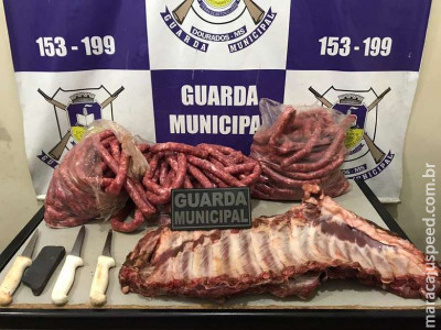 Homens estouram porta de comércio e furtam 29 kg de carne