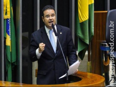 Parlamentares divergem sobre redução de salários