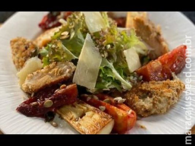Salada Caesar saudável com frango