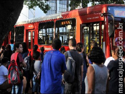 Sem idosos e estudantes, ônibus ficarão mais vazios, diz prefeito 