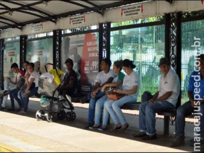 Transporte volta com atrasos e aglomerações