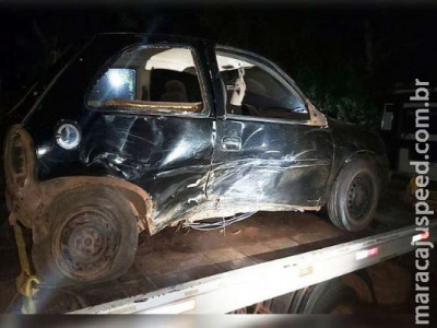 Motorista bêbado acaba preso depois de bater veículo em árvore