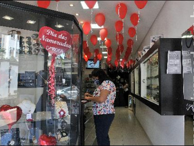 Lojistas comemoram vendas no Dia dos Namorados