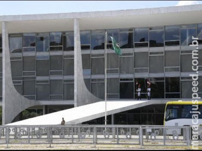 Bolsonaro veta cortes em contribuições de empresas 