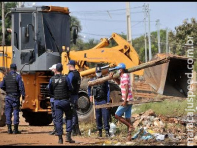 Invasão continua e quatro pessoas vão para delegacia