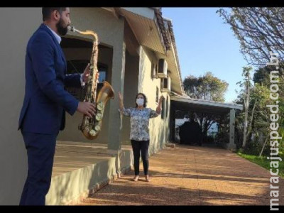 Serenatas aquecem o coração e salvam músicos na pandemia