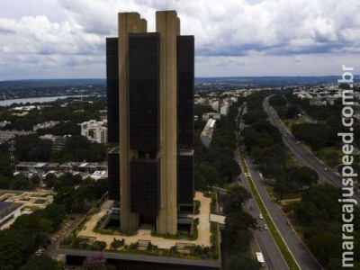 Taxas de juros para empresas e famílias recuam em junho, diz BC