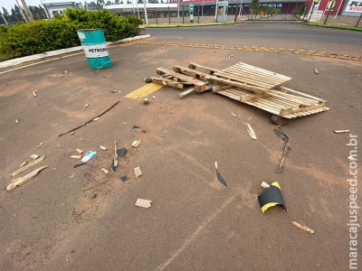 Brasileiros em protesto destroem cerca que divide a fronteira