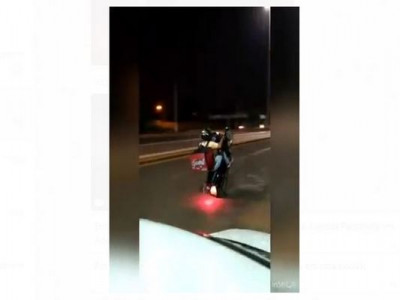 Entregador é flagrado empinando a moto na avenida Pantaneta
