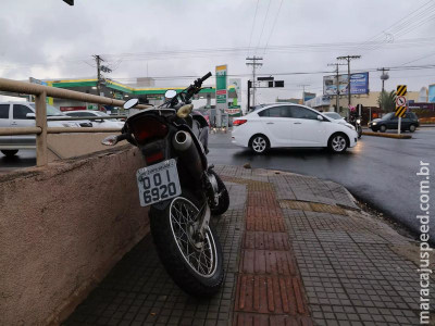 Moto para sob caminhão na Ceará e quase é atingida por rodas 