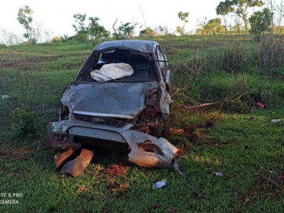 Homem dorme ao volante e capota carro a caminho de fazenda