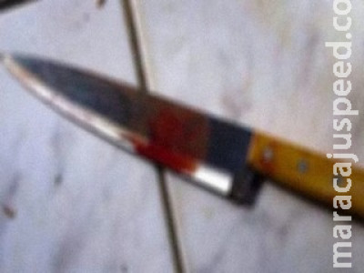 Briga entre vizinhos termina com três esfaqueados e autora foge