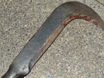 Homem invade casa da vizinha e persegue marido dela com foice