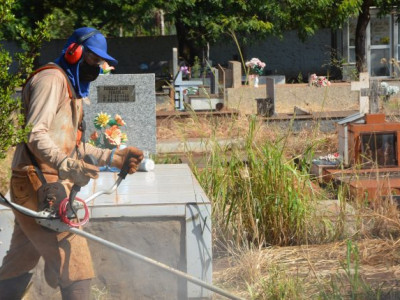 Prefeitura organiza força-tarefa e faz limpeza em cemitérios municipais de Dourados