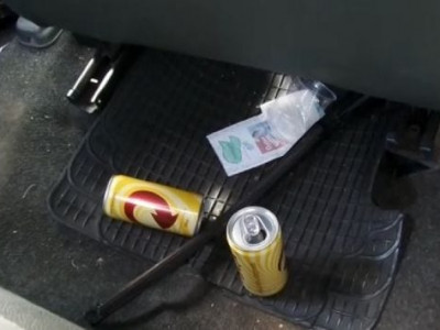 Bêbado, motorista bate em três carros e lata de cerveja é encontrada dentro de veículo