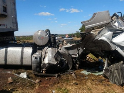 Caminhoneiro morre preso nas ferragens após acidente com 3 caminhões