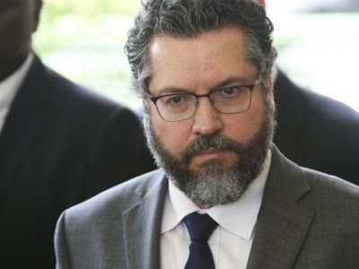 Ernesto Araújo se reúne com Bolsonaro para pedir demissão