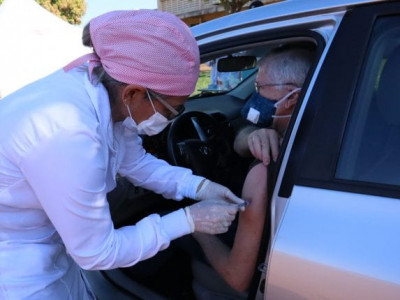 Idosos de 76 anos começam a ser vacinados em drive thru nesta quarta em Dourados
