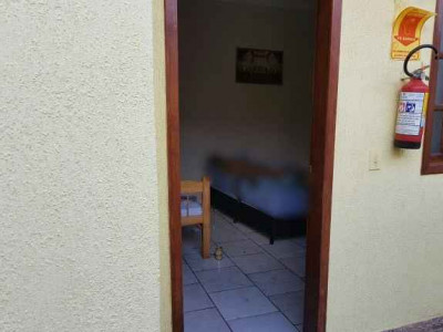 Mãe encontra homem morto em cima de cama de residência