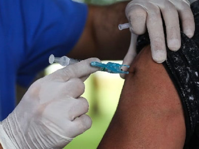 Para reduzir sintomas que podem ser confundidos com covid, país inicia em abril vacinação contra influenza