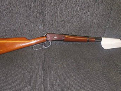 Ao manusear carabina, capataz de fazenda acaba ferido a tiros