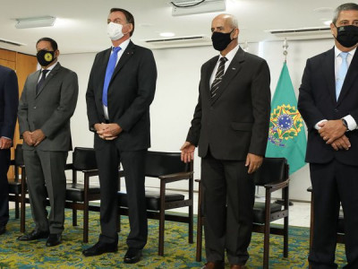 Bolsonaro dá posse a seis ministros