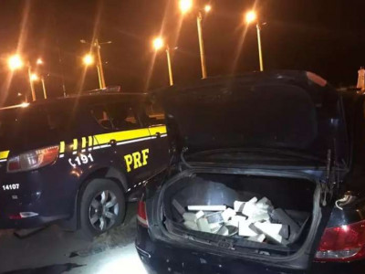 Casal "fura" bloqueio, mas acaba preso com 297 quilos de maconha 