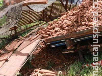 Colisão envolvendo carreta e caminhão deixa motorista ferido