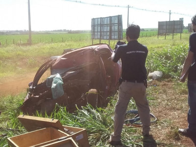 Condutor de veículo que bateu contra carreta morre no hospital