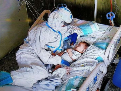  Covid: Foto de enfermeira com bebê infectado viraliza 