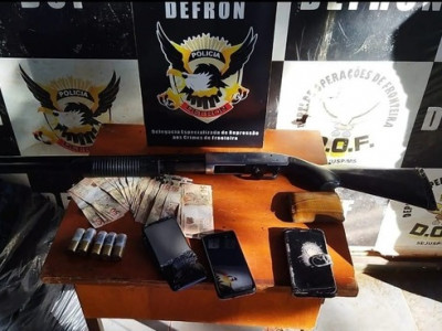 Defron apreende droga, arma e dinheiro; três são presos
