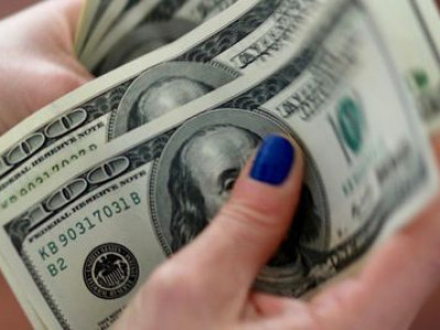  Dólar tem leve queda e fecha a R$ 5,71 