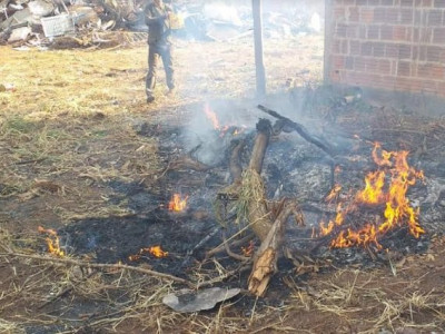 Dono de ferro velho é autuado por incêndio em terreno baldio