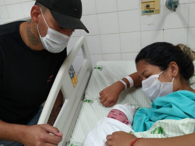 Nascida em carro no Centro, Pérola tem saúde ótima e já mama