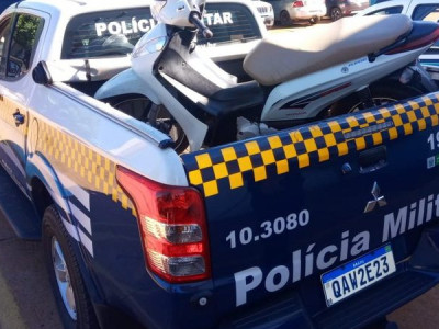 Polícia Militar recupera moto furtada que estava abandonada
