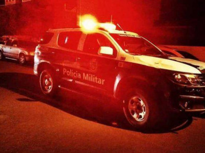 Policiais são atacados por homens durante abordagem em bairro