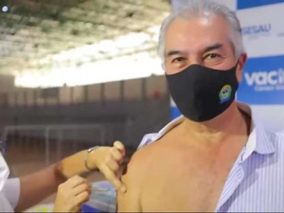  Aos 57 anos, Reinaldo Azambuja é vacinado contra a covid-19 
