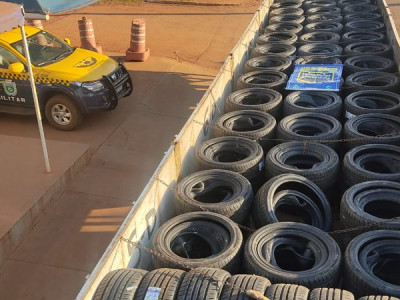 Carreta é apreendida com mais de 300 pneus novos em MS