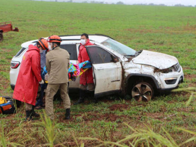 Carro sai da pista após aquaplanagem na BR-060