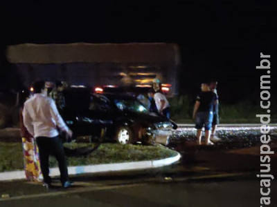 Motorista bate carro em ônibus e fica presa às ferragens
