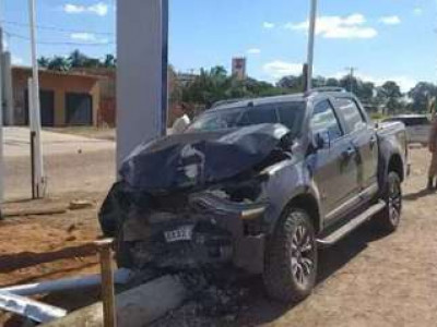  Motorista morre ao bater caminhonete em placa 