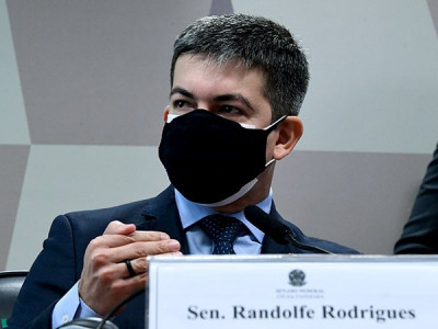 Randolfe apresenta requerimento para convocação de Bolsonaro na CPI