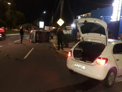 Acidente entre dois veículos causa capotamento na Afonso Pena