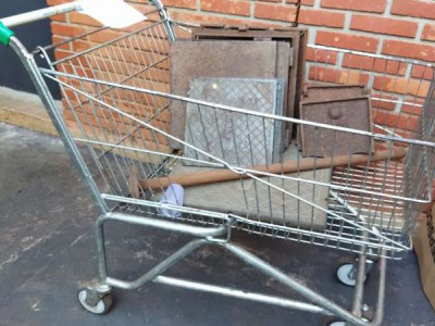 Andarilho é detido com 14 tampas de ferro em carrinho de supermercado em Dourados