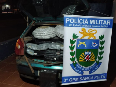 Carro abarrotado com contrabando é apreendido durante abordagem