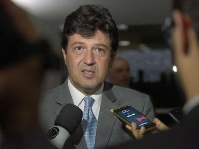 Mandetta parabeniza governador de Goiás após morte de Lázaro