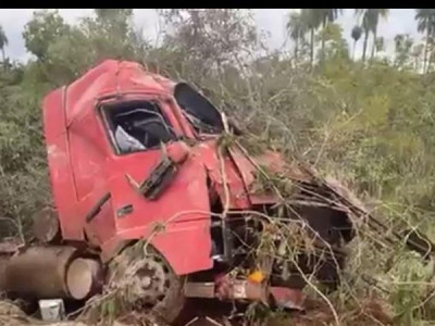 Motorista perde controle e tomba carreta com calcário BR-267