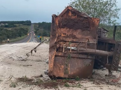Motorista tomba carreta bitrem carregada de calcário na BR-267