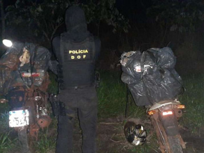 Motos são apreendidas com carga de maconha e skunk 