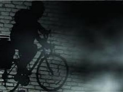 O tarado da bicicleta volta a atacar e aperta nádegas de mulher 